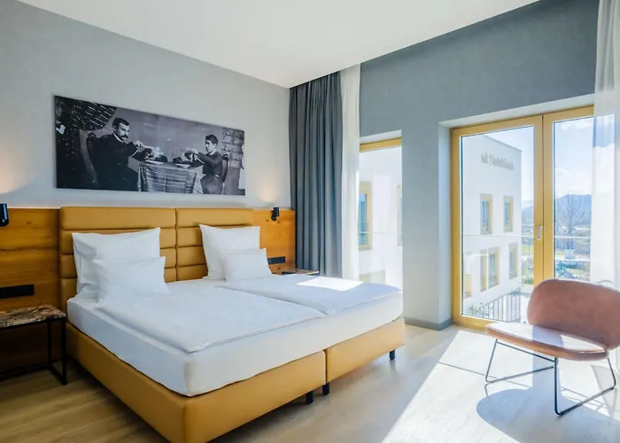 Tirana Hotels near Catedral de la Inmaculada Concepción with parking
